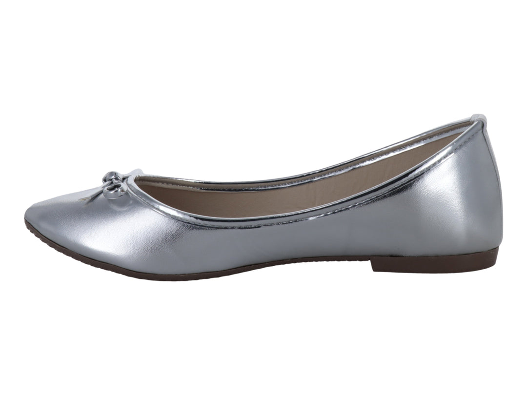 Zapato plano tipo baleta en color plata metalizado con un pequeño moño decorativo en la punta.