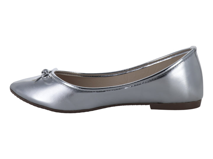 Zapato plano tipo baleta en color plata metalizado con un pequeño moño decorativo en la punta.