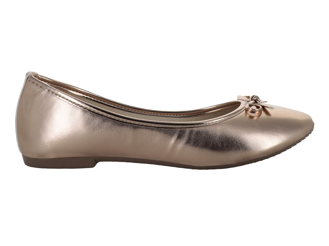 Zapato plano tipo baleta para niña en color oro rosado metalizado con un pequeño moño decorativo en la punta.