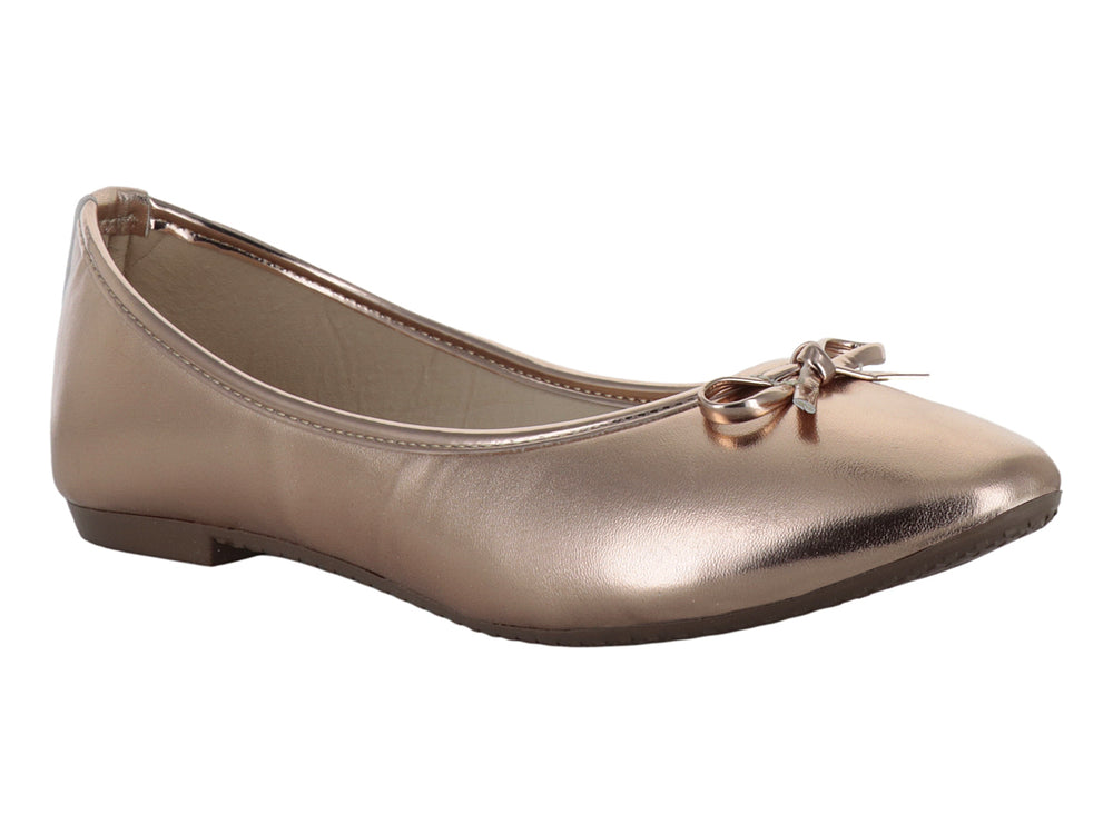 Zapato plano tipo baleta para niña en color oro rosado metalizado con un pequeño moño decorativo en la punta.