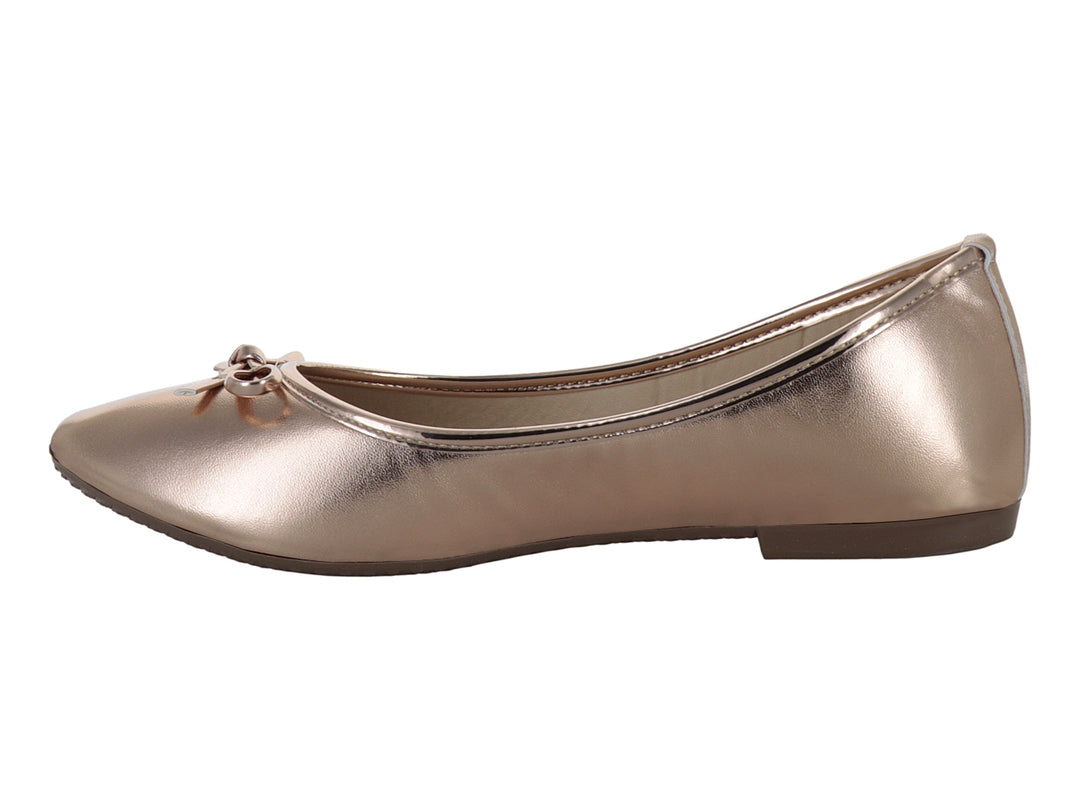 Zapato plano tipo baleta para niña en color oro rosado metalizado con un pequeño moño decorativo en la punta.