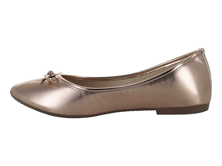 Zapato plano tipo baleta para niña en color oro rosado metalizado con un pequeño moño decorativo en la punta.