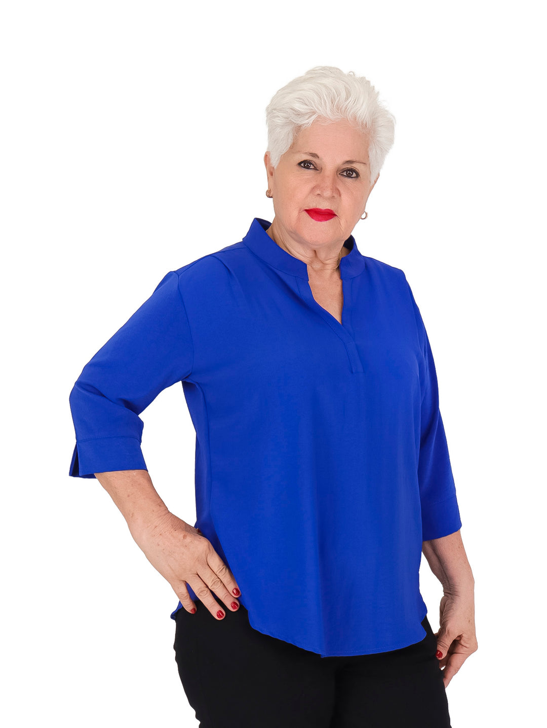 Mujer vistiendo una blusa color azul rey de manga 3/4 y cuello sencillo.