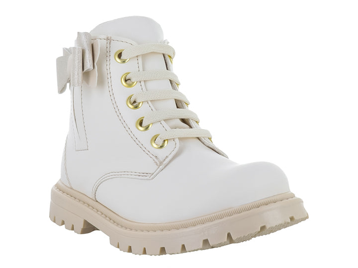Botas infantiles color blanco con detalles en dorado, moño decorativo en el talón y suela gruesa blanca.