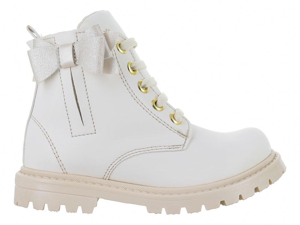 Botas infantiles color blanco con detalles en dorado, moño decorativo en el talón y suela gruesa blanca.
