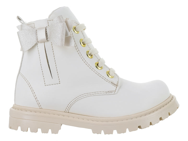 Botas infantiles color blanco con detalles en dorado, moño decorativo en el talón y suela gruesa blanca.