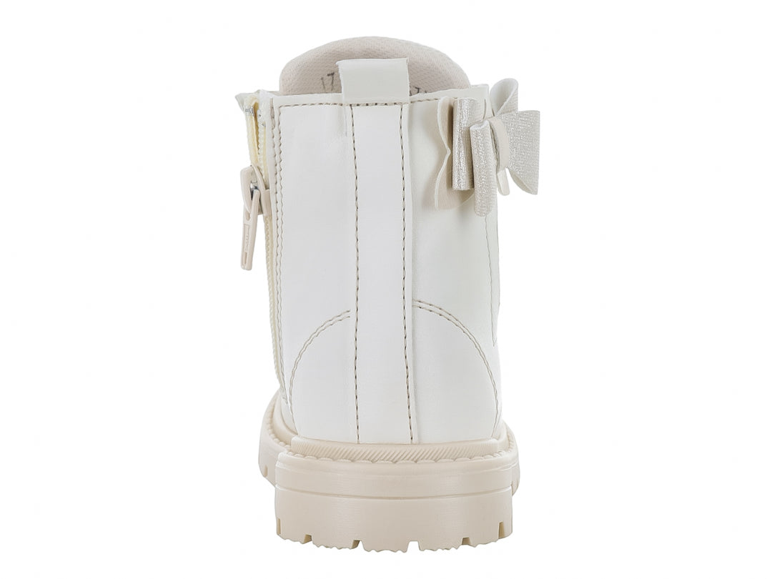 Botas infantiles color blanco con detalles en dorado, moño decorativo en el talón y suela gruesa blanca.