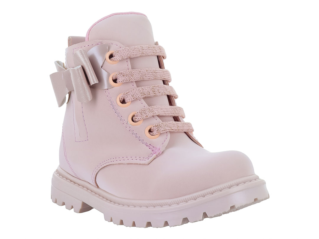 Bota infantil de color rosa con moño decorativo y suela track.