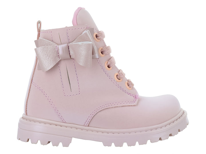 Bota infantil de color rosa con moño decorativo y suela track.