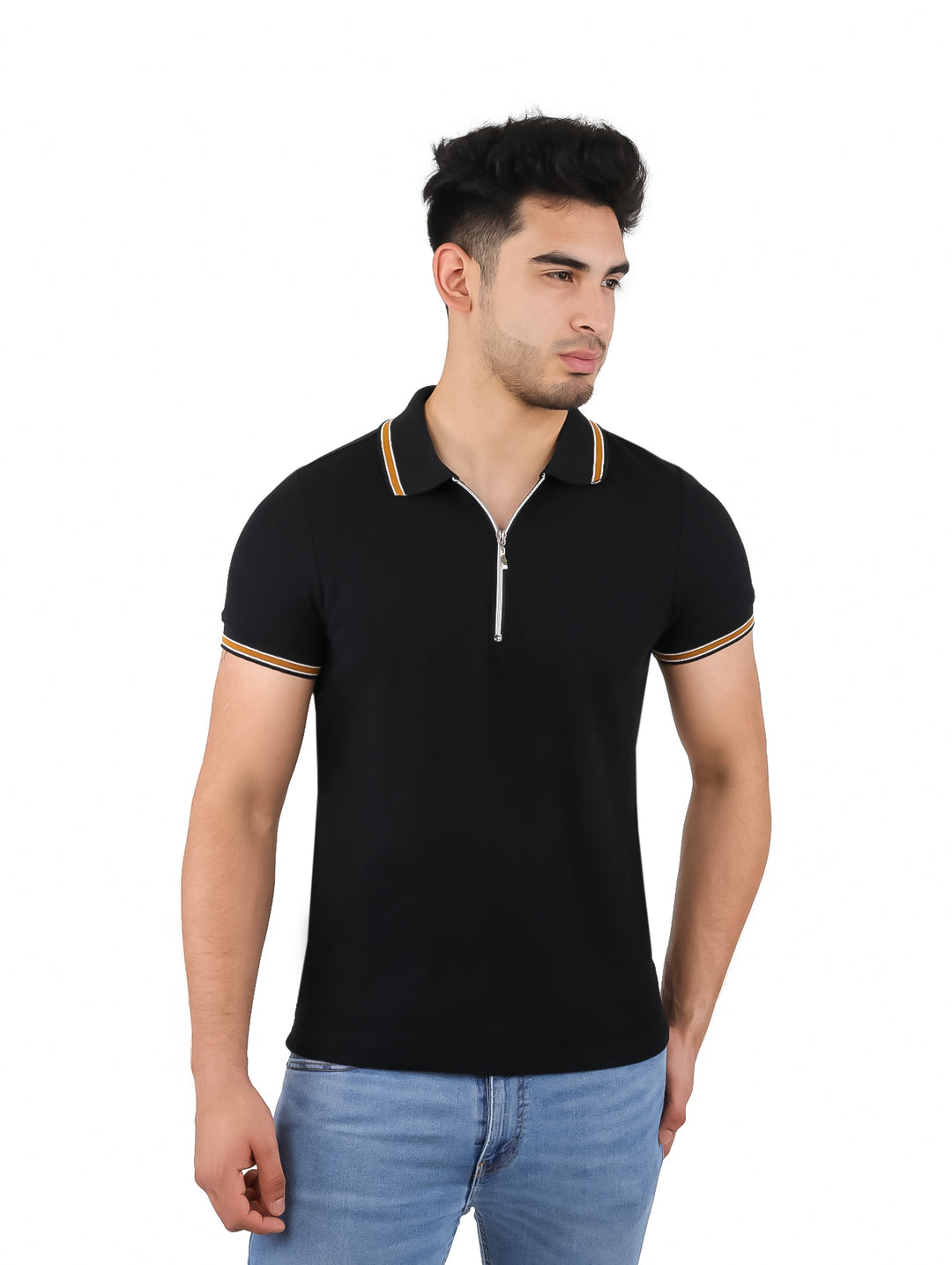 Hombre vistiendo playera polo negra con cierre y detalles dorados en cuello y mangas.