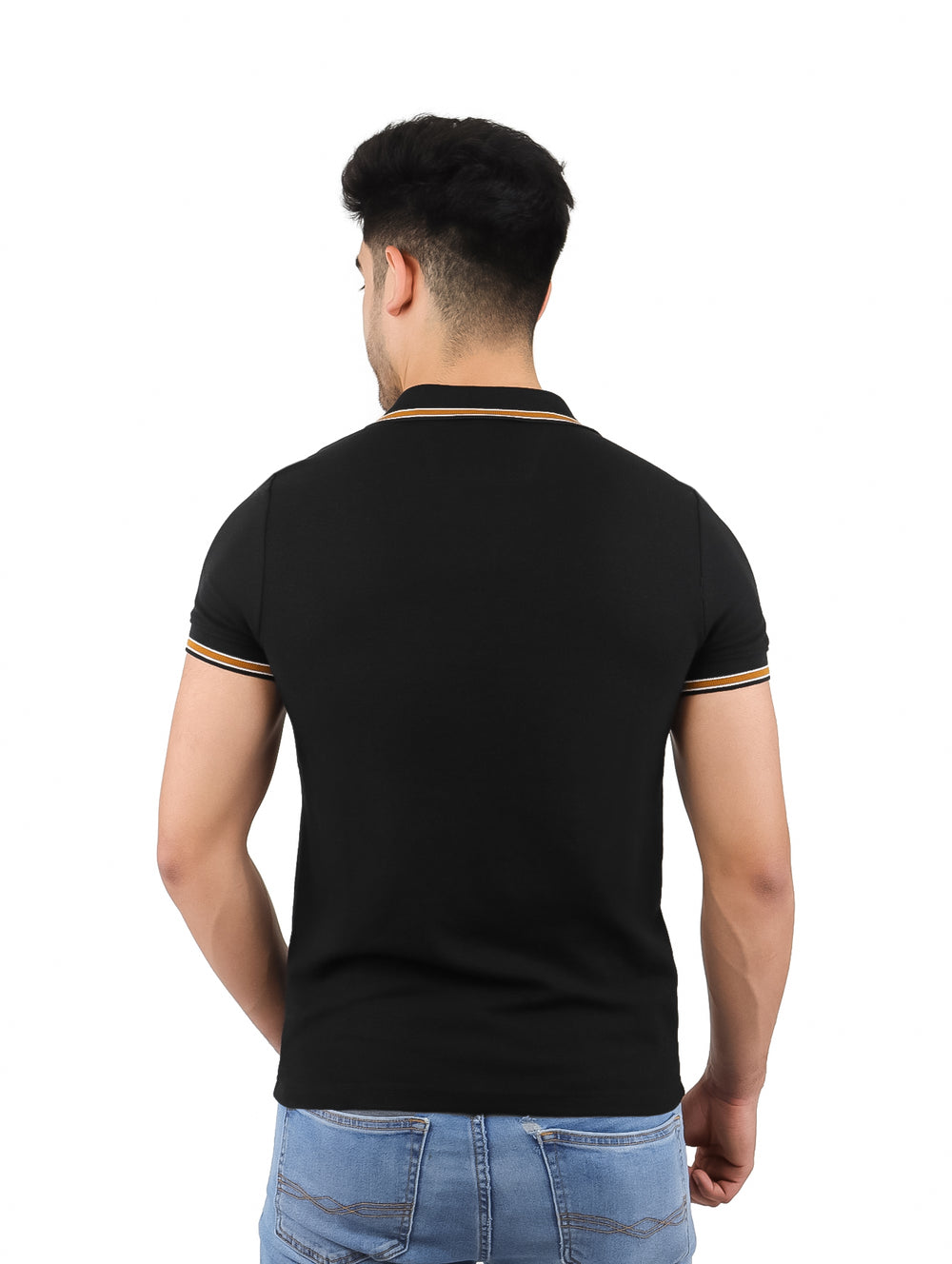 Hombre vistiendo playera polo negra con cierre y detalles dorados en cuello y mangas.