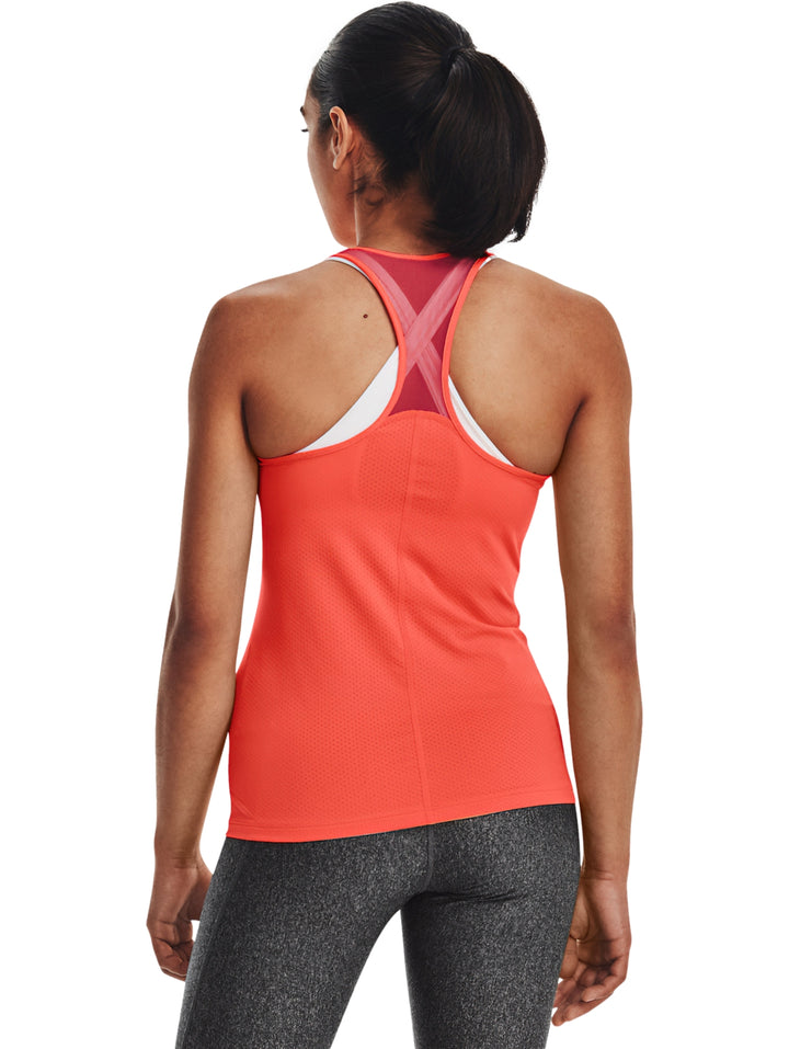 Mujer vistiendo una camiseta deportiva sin mangas de color naranja marca Under Armour.