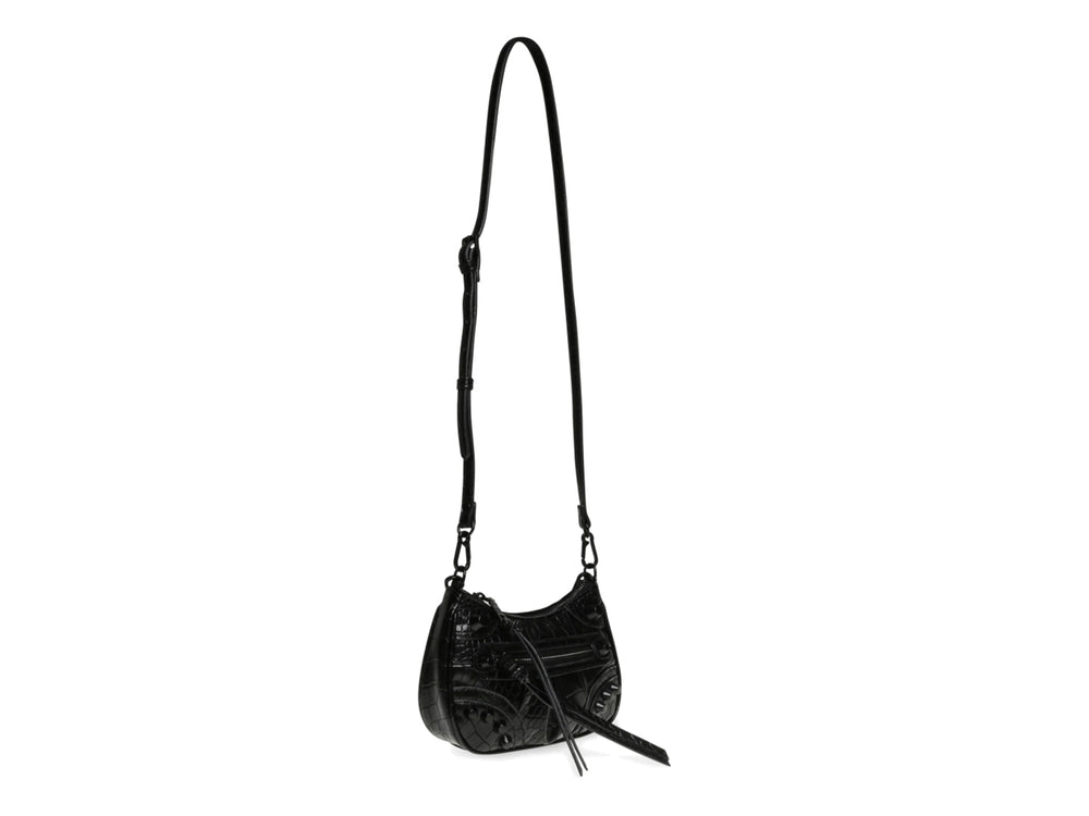 Bolso negro de Steve Madden con textura de cocodrilo, asa de cadena y detalles de cremallera.