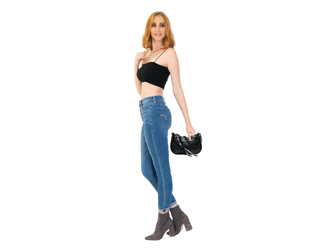 Bolso negro de Steve Madden con textura de cocodrilo, asa de cadena y detalles de cremallera.