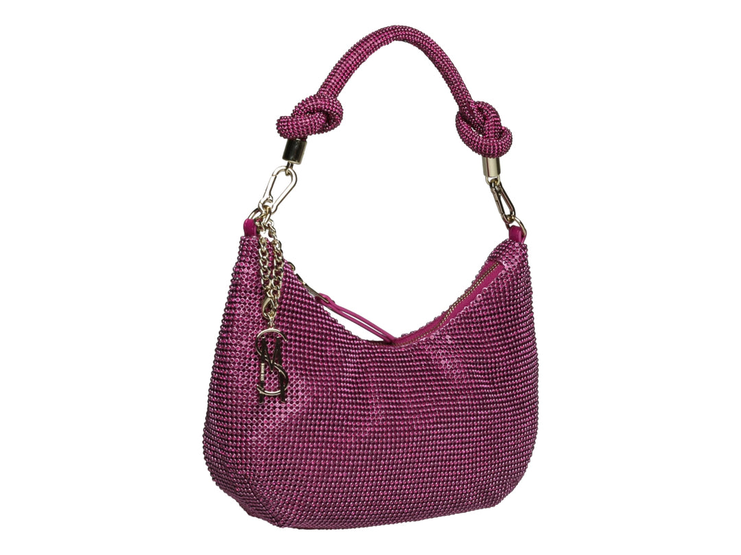 Bolso hobo fucsia con textura de cuentas, asa anudada y herrajes dorados.