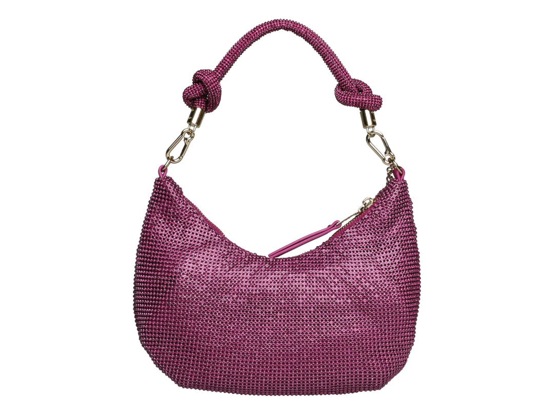 Bolso hobo fucsia con textura de cuentas, asa anudada y herrajes dorados.