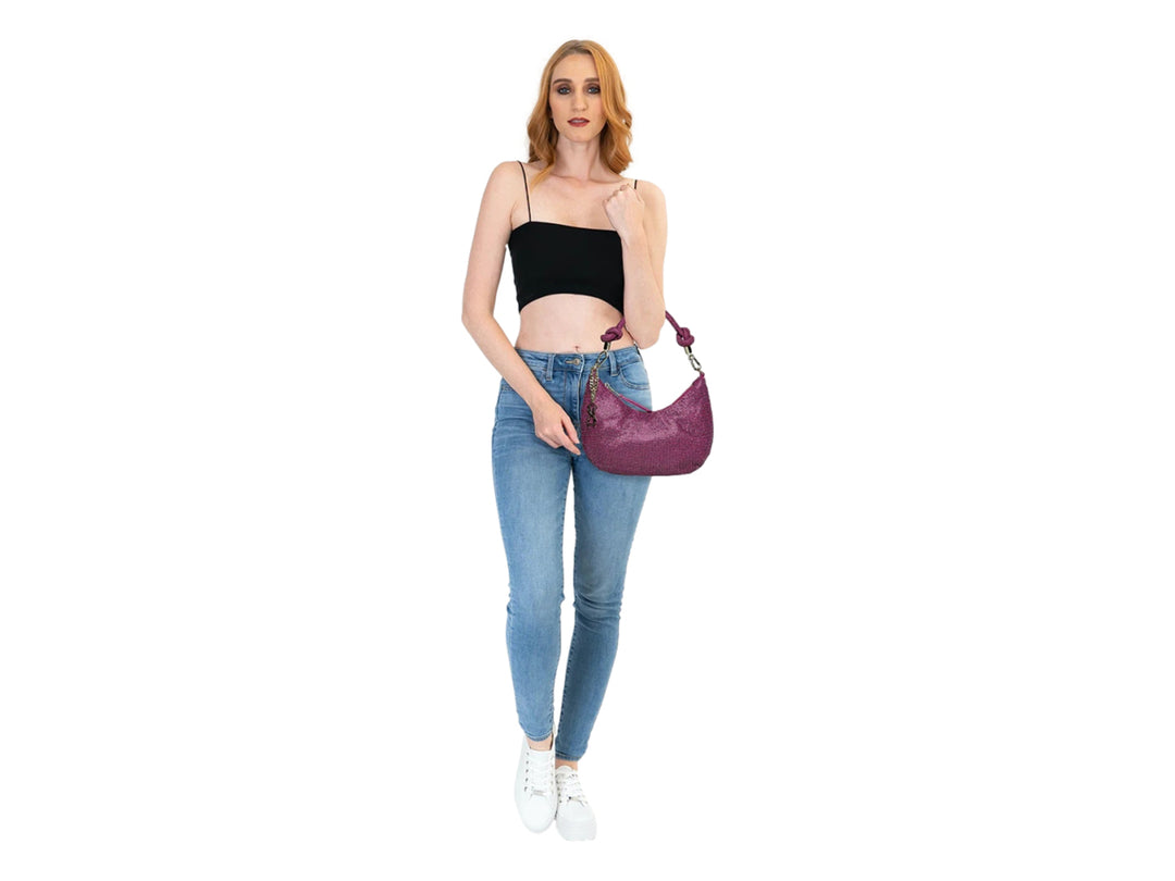 Bolso hobo fucsia con textura de cuentas, asa anudada y herrajes dorados.