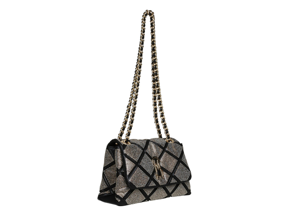 Bolso Steve Madden color negro y dorado con diseño acolchado en rombos y correa de cadena dorada.