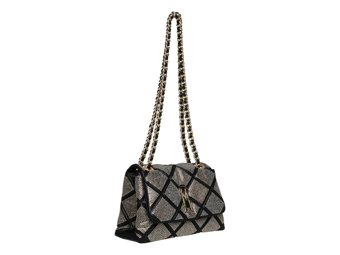 Bolso Steve Madden color negro y dorado con diseño acolchado en rombos y correa de cadena dorada.