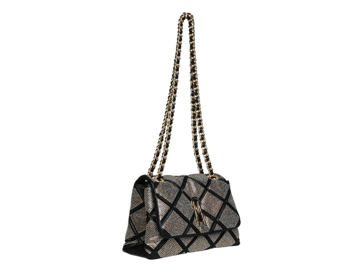 Bolso Steve Madden color negro y dorado con diseño acolchado en rombos y correa de cadena dorada.
