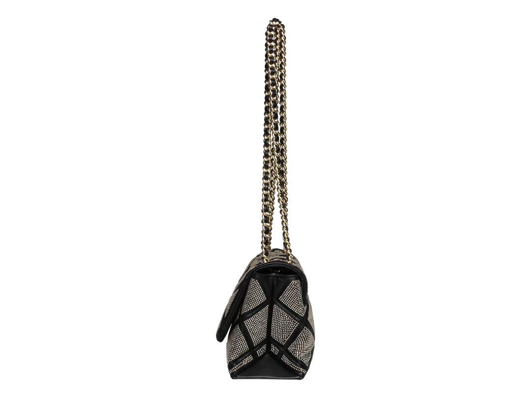 Bolso Steve Madden color negro y dorado con diseño acolchado en rombos y correa de cadena dorada.