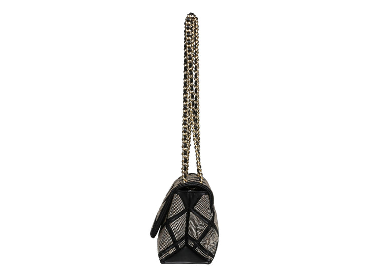 Bolso Steve Madden color negro y dorado con diseño acolchado en rombos y correa de cadena dorada.