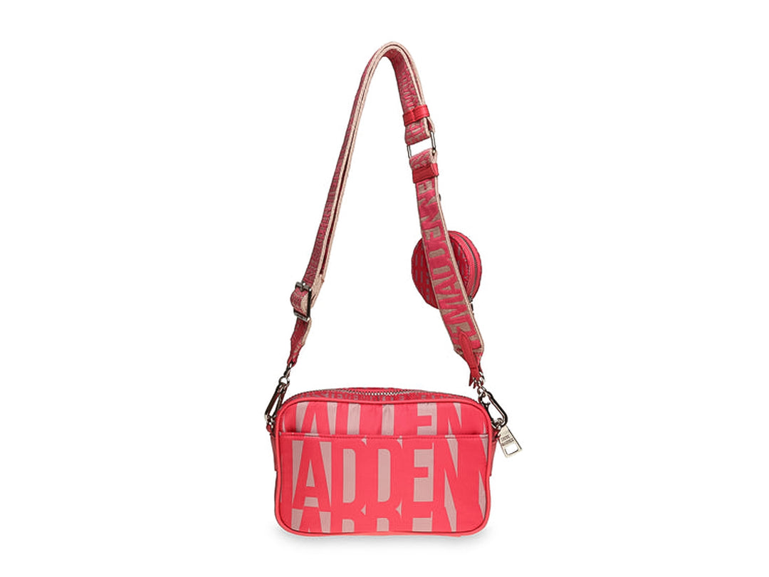 Bolso bandolera Steve Madden en color rojo con estampado de logotipo y correa ancha ajustable.