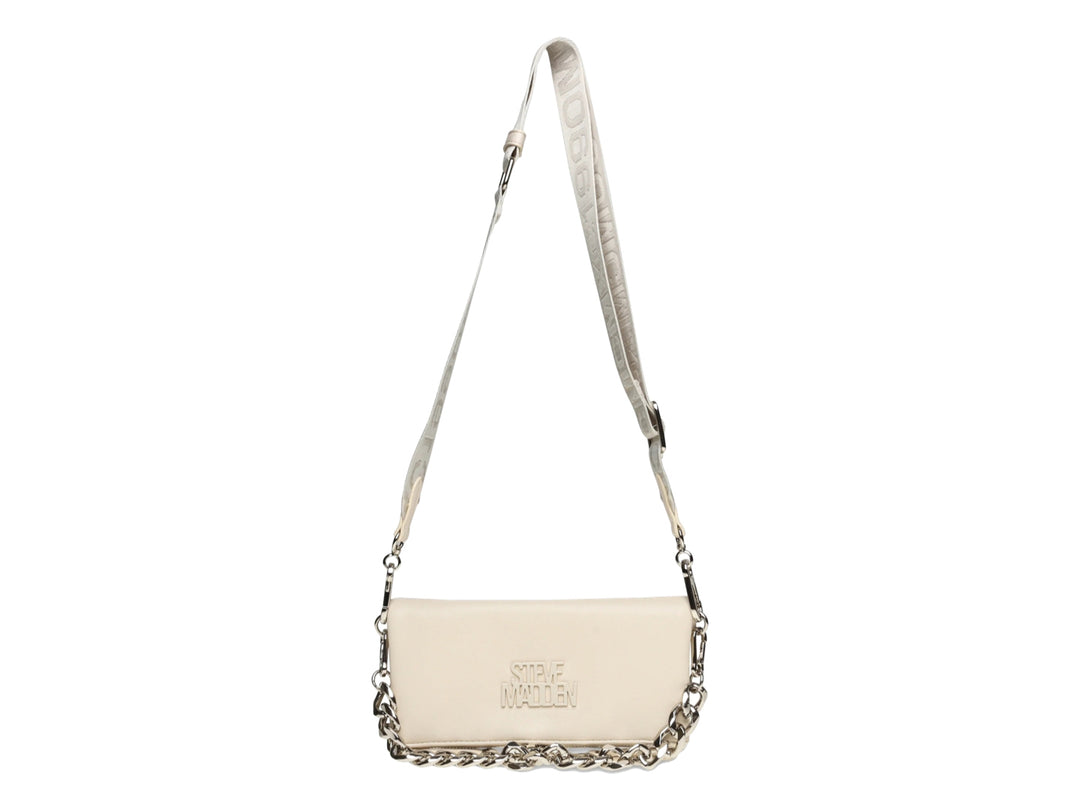 Bolso Steve Madden modelo Belen en color bone con correa ancha y detalle de cadena plateada en la base.