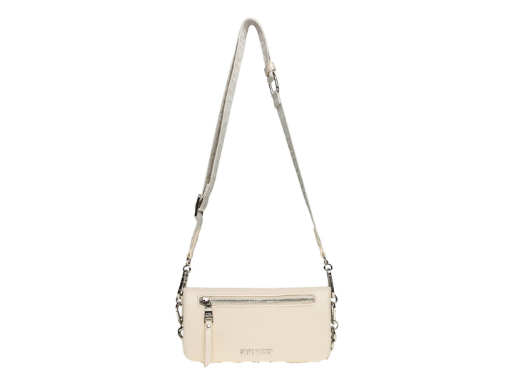 Bolso Steve Madden modelo Belen en color bone con correa ancha y detalle de cadena plateada en la base.