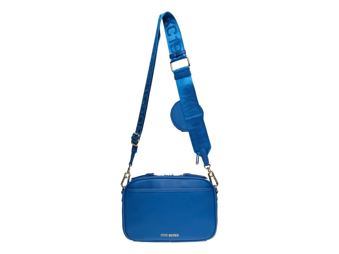 Bolso de hombro Steve Madden en color azul eléctrico con correa ancha y detalles metálicos dorados.