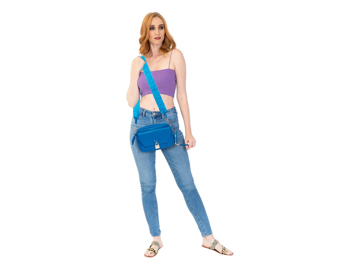 Bolso de hombro Steve Madden en color azul eléctrico con correa ancha y detalles metálicos dorados.