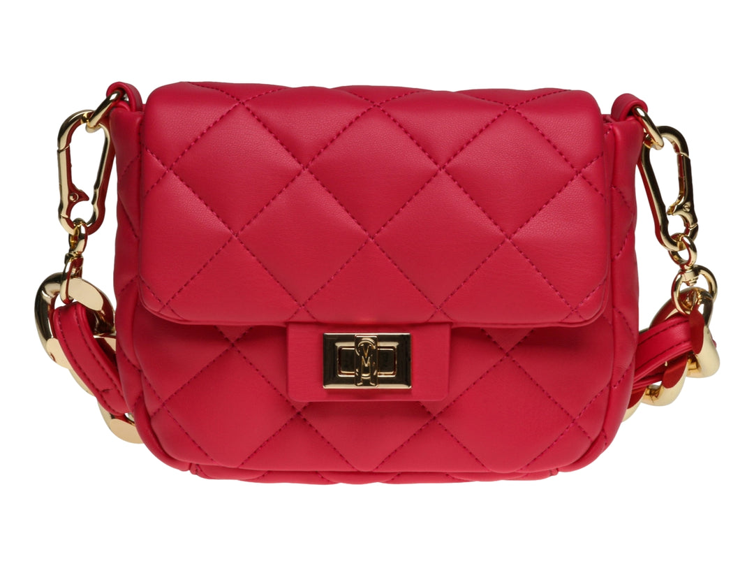 Bolso Steve Madden color rosa con diseño acolchado en rombos y detalles de cadena y cierre en color dorado.