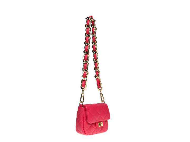 Bolso Steve Madden color rosa con diseño acolchado en rombos y detalles de cadena y cierre en color dorado.