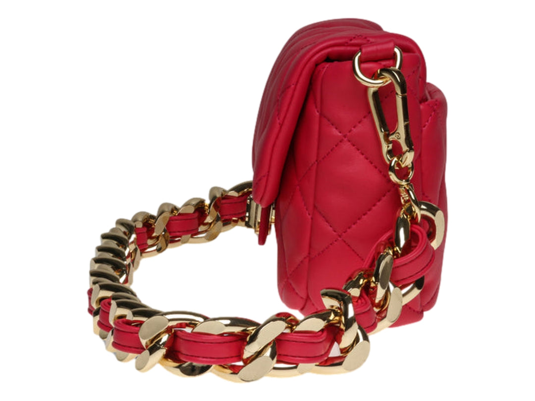 Bolso Steve Madden color rosa con diseño acolchado en rombos y detalles de cadena y cierre en color dorado.