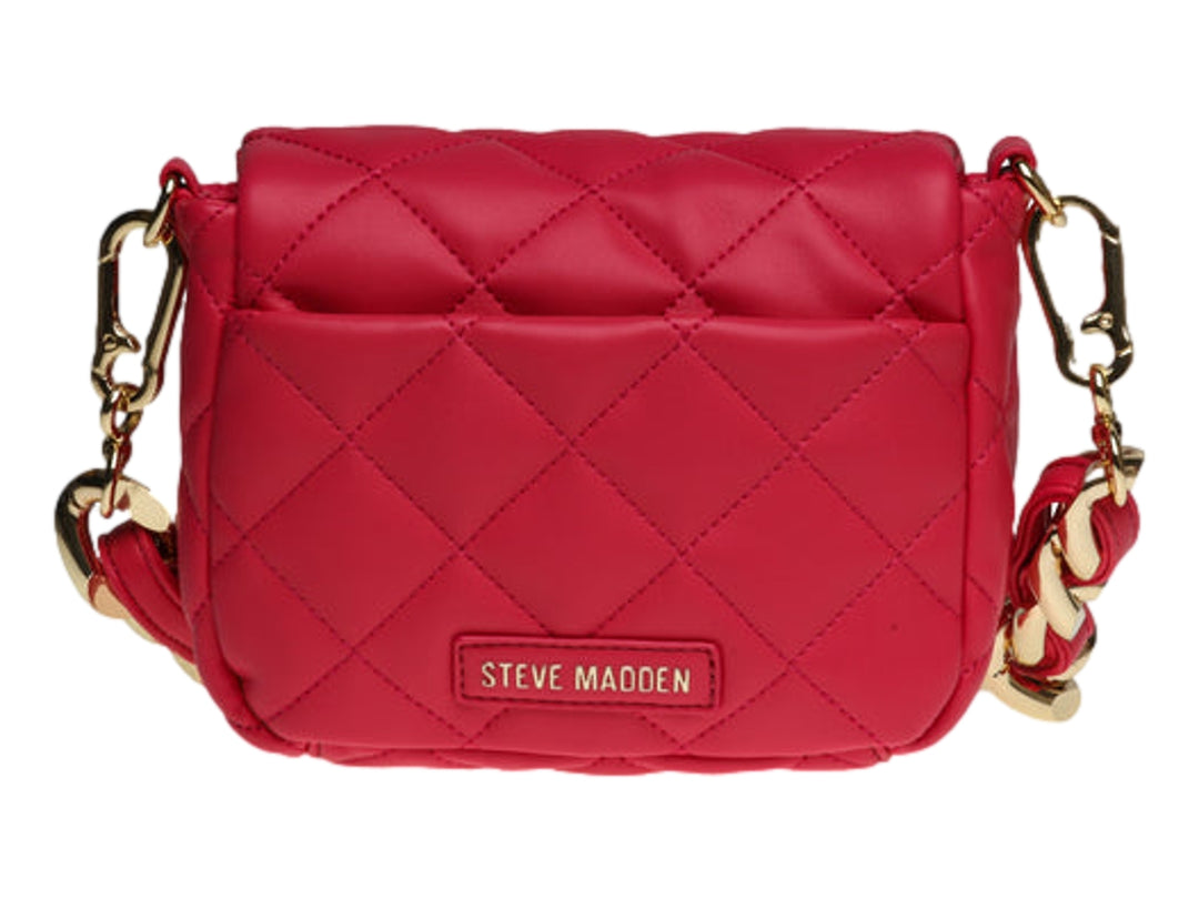 Bolso Steve Madden color rosa con diseño acolchado en rombos y detalles de cadena y cierre en color dorado.