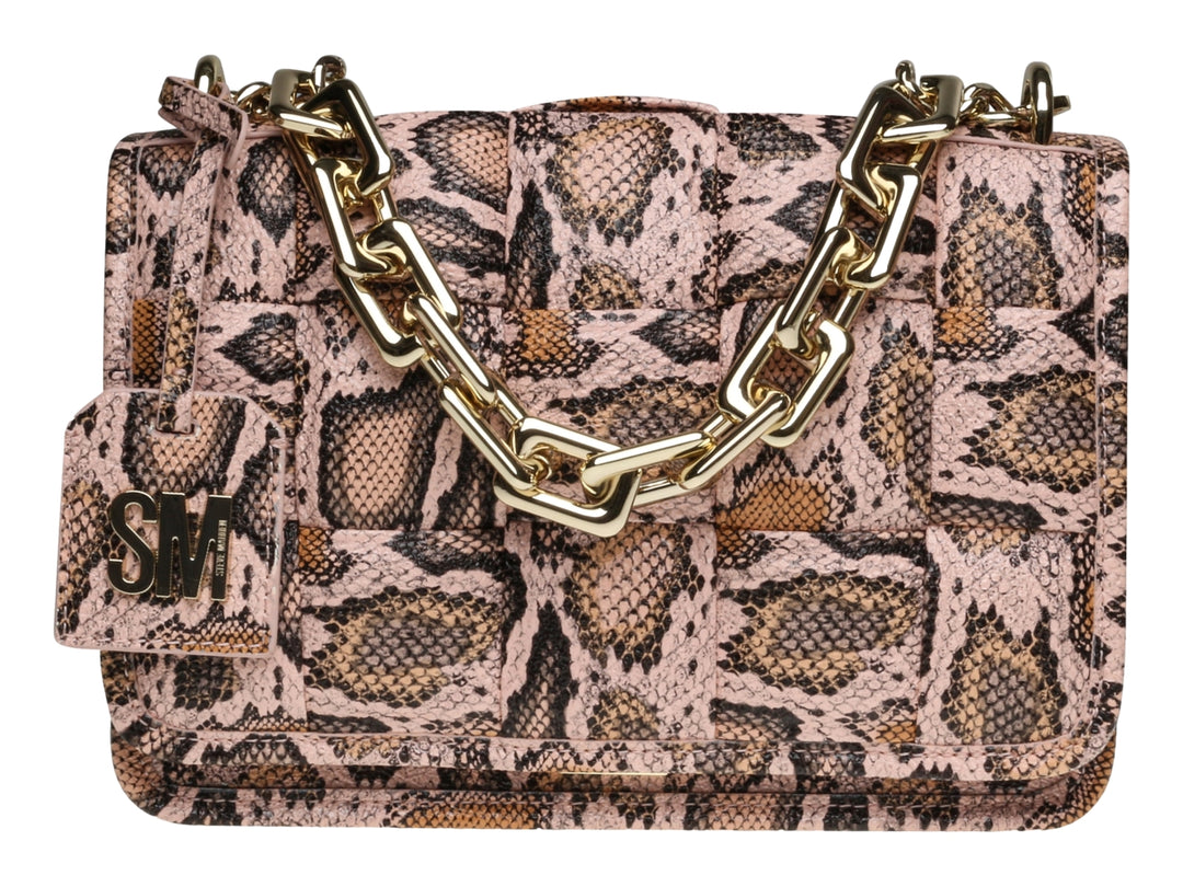 Bolso Steve Madden color blush con estampado de serpiente, diseño tejido y asa de cadena dorada.