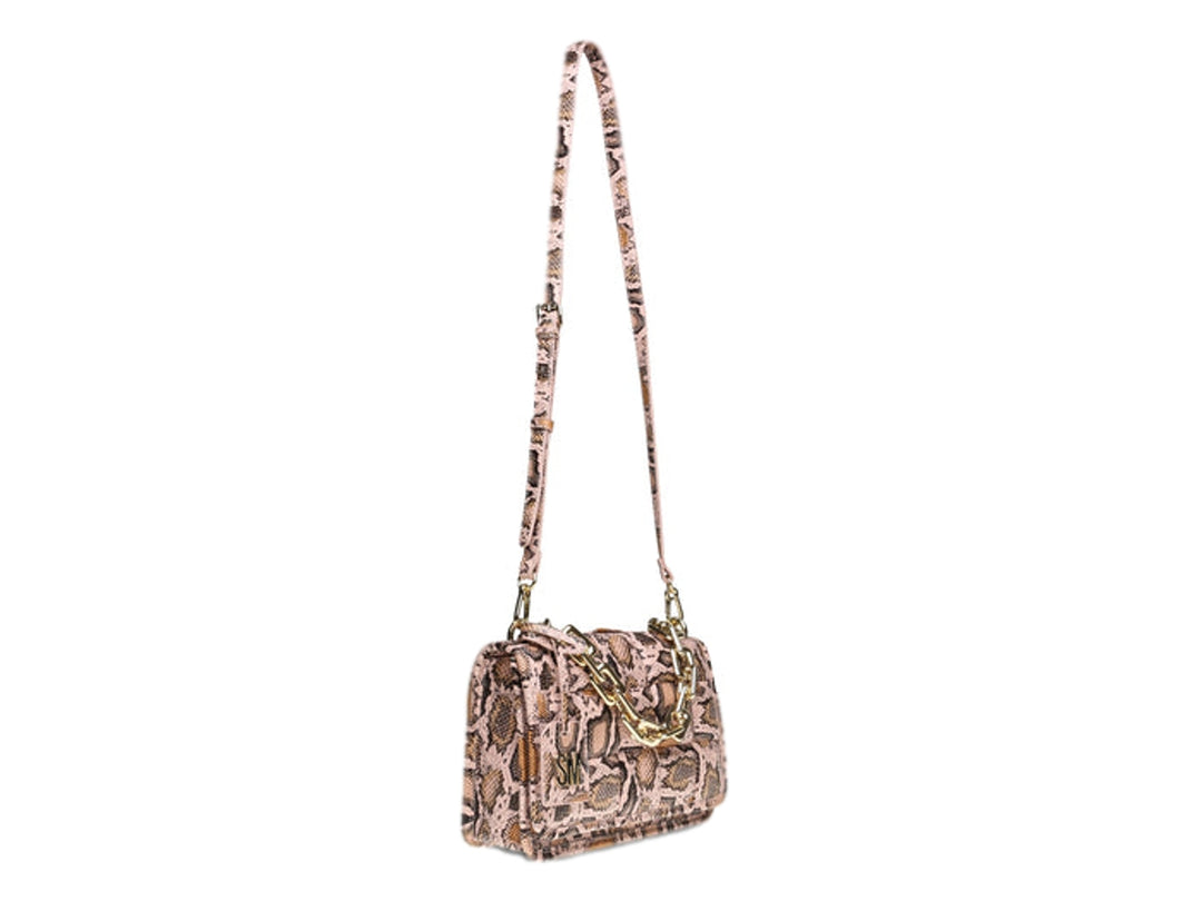 Bolso Steve Madden color blush con estampado de serpiente, diseño tejido y asa de cadena dorada.