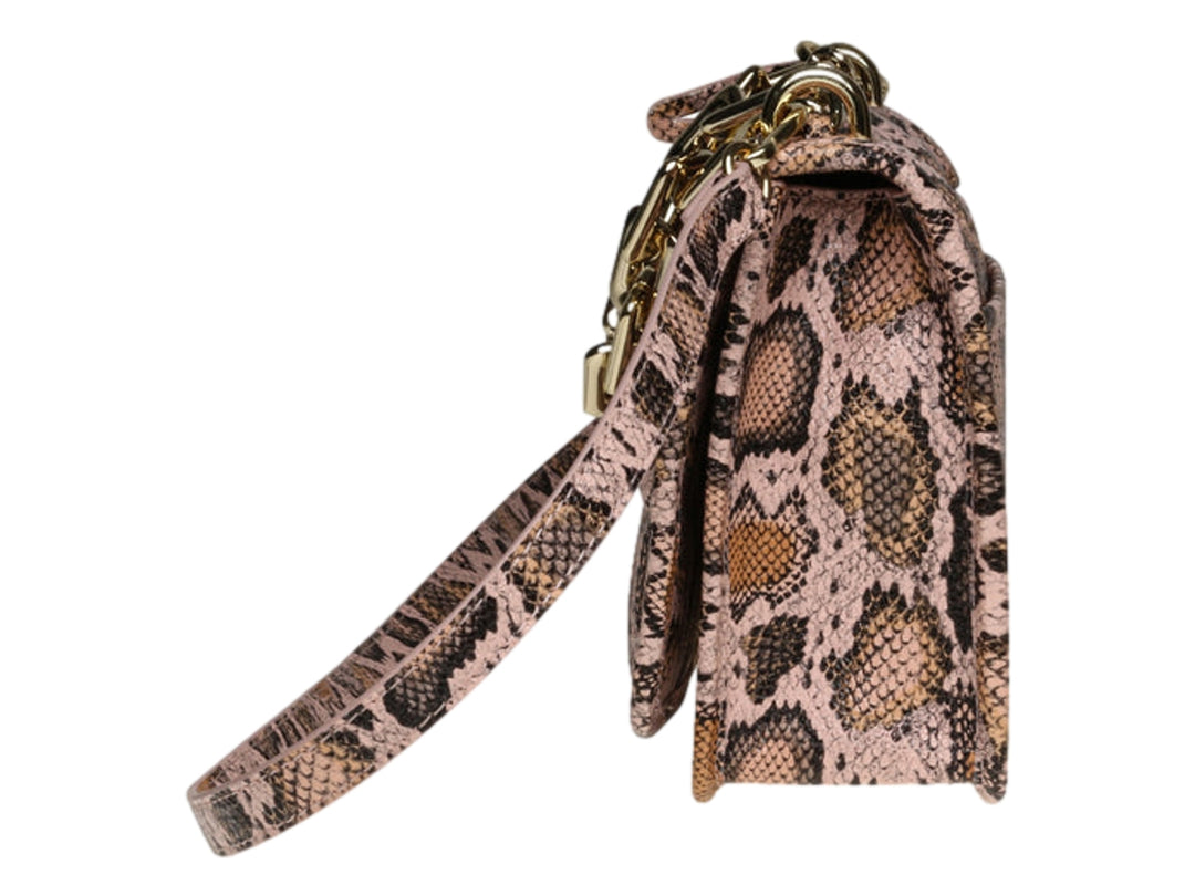 Bolso Steve Madden color blush con estampado de serpiente, diseño tejido y asa de cadena dorada.