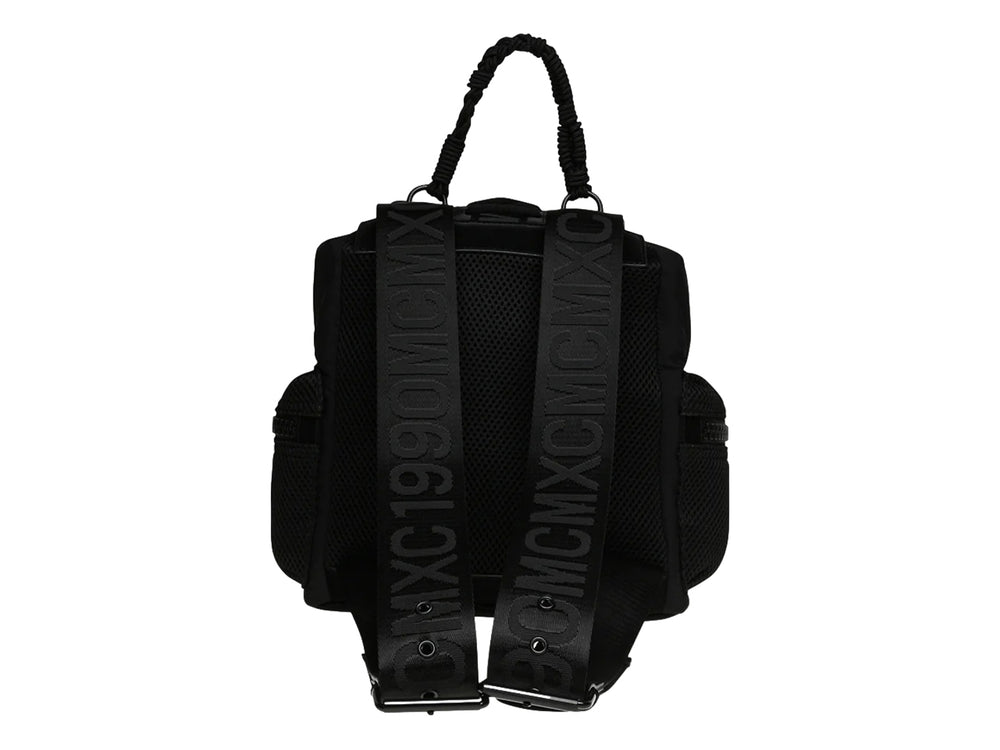 Mochila negra de Steve Madden con detalles de malla y asa superior.