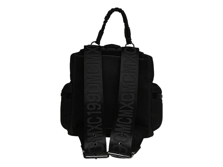 Mochila negra de Steve Madden con detalles de malla y asa superior.