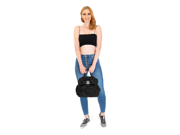 Mochila negra de Steve Madden con detalles de malla y asa superior.