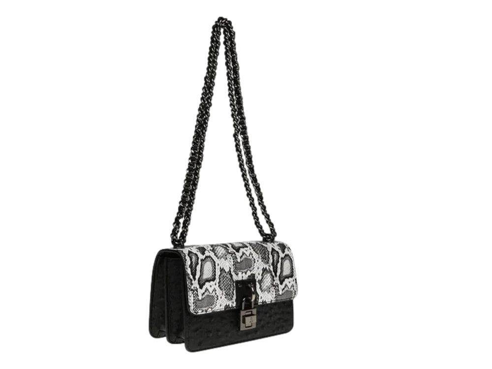 Bolso de hombro Steve Madden con estampado de serpiente en blanco y negro, base negra y correa de cadena.