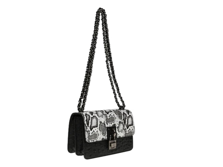 Bolso de hombro Steve Madden con estampado de serpiente en blanco y negro, base negra y correa de cadena.