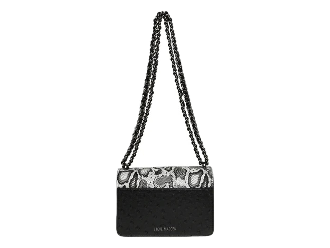 Bolso de hombro Steve Madden con estampado de serpiente en blanco y negro, base negra y correa de cadena.