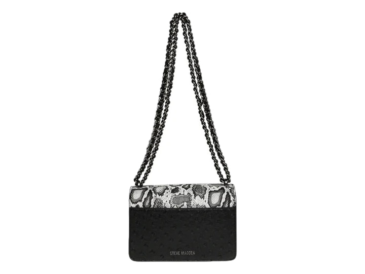 Bolso de hombro Steve Madden con estampado de serpiente en blanco y negro, base negra y correa de cadena.