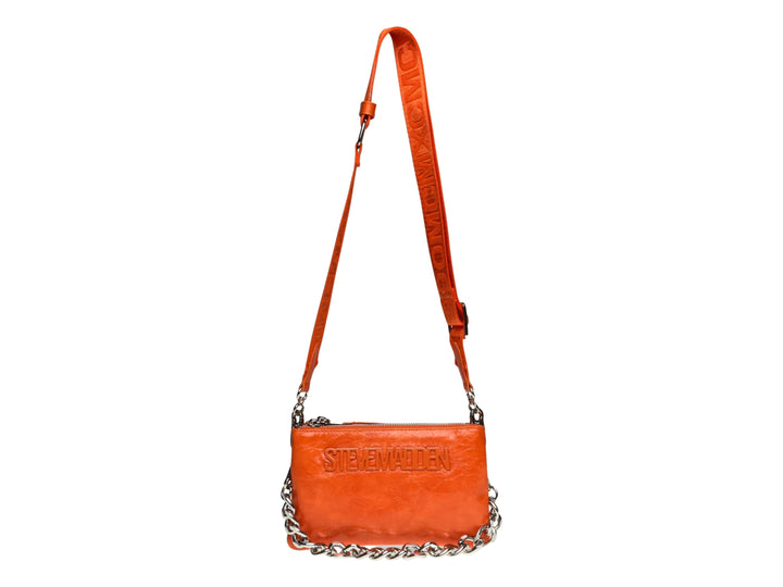 Bolso pequeño de color naranja con correa larga y detalle de cadena plateada en la base.