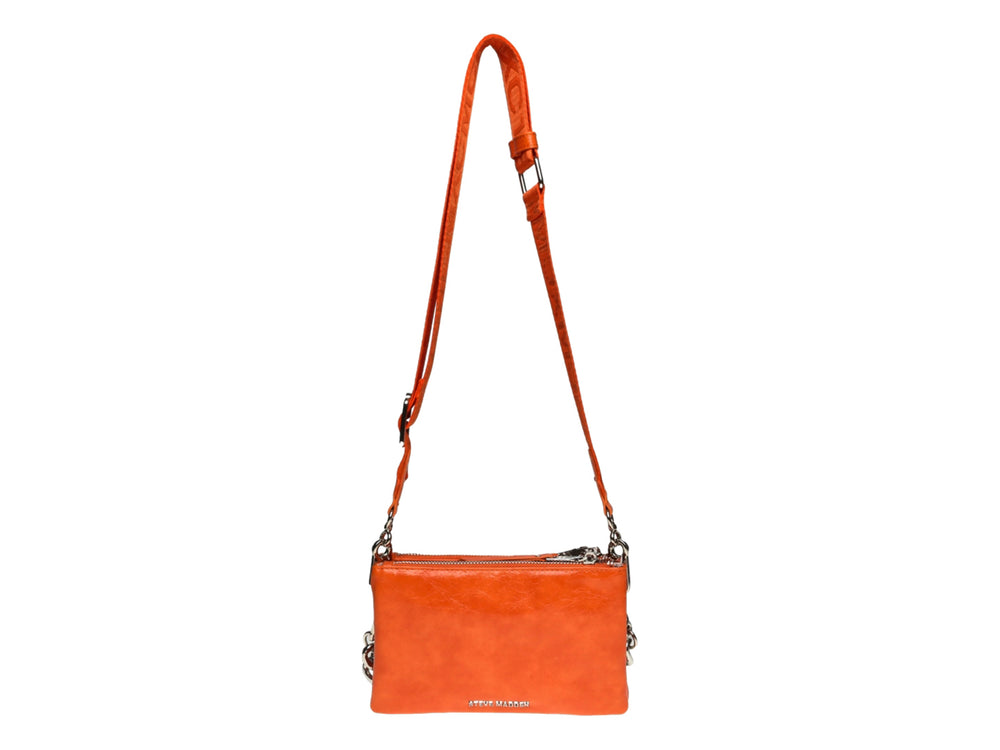 Bolso pequeño de color naranja con correa larga y detalle de cadena plateada en la base.