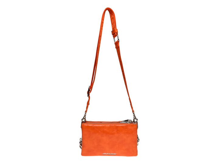 Bolso pequeño de color naranja con correa larga y detalle de cadena plateada en la base.