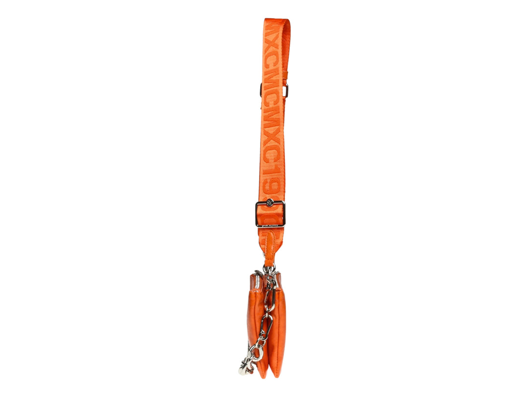 Bolso pequeño de color naranja con correa larga y detalle de cadena plateada en la base.