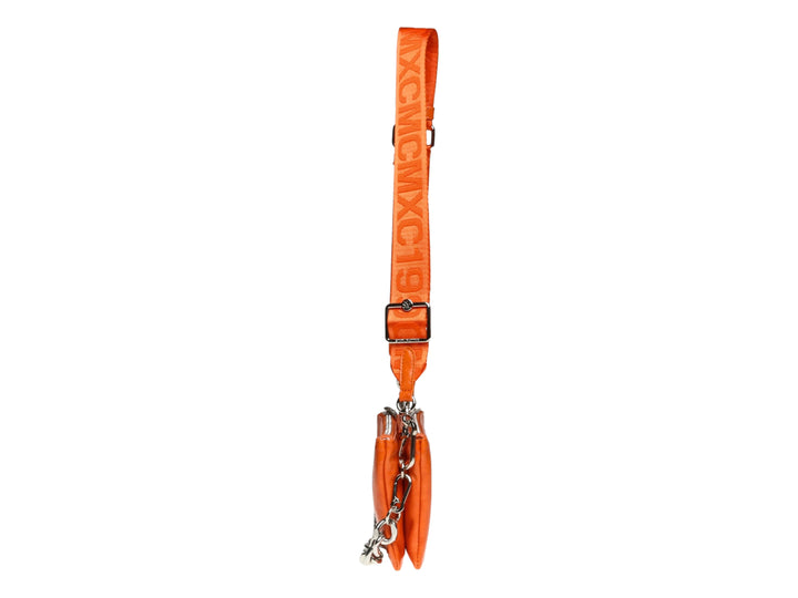 Bolso pequeño de color naranja con correa larga y detalle de cadena plateada en la base.